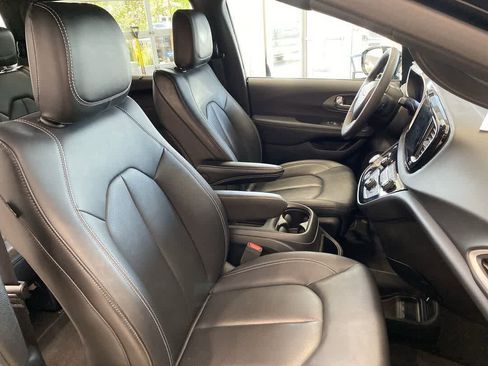Used 2025 Chrysler Pacifica Select FWD image 16
