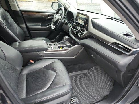 Used 2021 Toyota Highlander Limited image 11