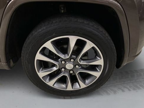 Used 2017 Jeep Grand Cherokee Overland w/ Jeep Active Safety Group AWD/4WD image 15