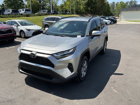 Used 2025 Toyota RAV4 XLE AWD/4WD image 5