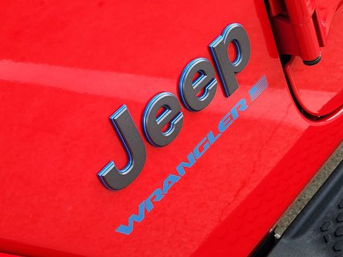 Used 2025 Jeep Wrangler Unlimited Sahara AWD/4WD image 18