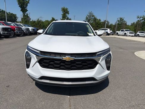 Used 2025 Chevrolet Trax LT FWD image 4