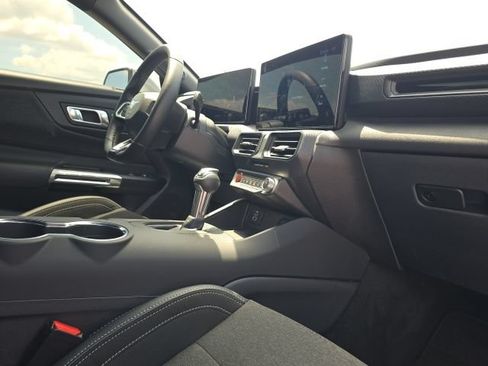 Used 2025 Ford Mustang Coupe RWD image 13