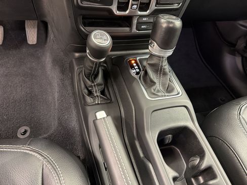 Used 2022 Jeep Wrangler Unlimited Sahara w/ Cold Weather Group AWD/4WD image 16