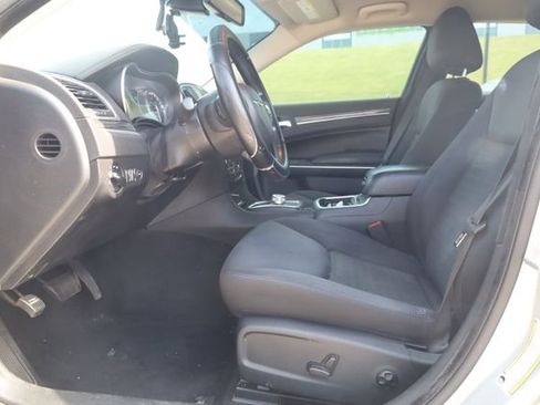 Used 2019 Chrysler 300 Touring w/ Sport Appearance Package image 10