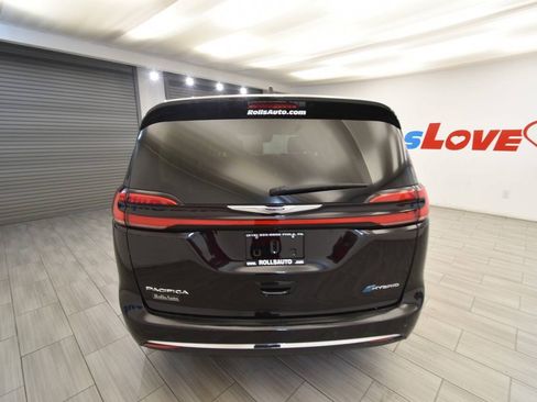 Used 2024 Chrysler Pacifica Limited FWD image 4