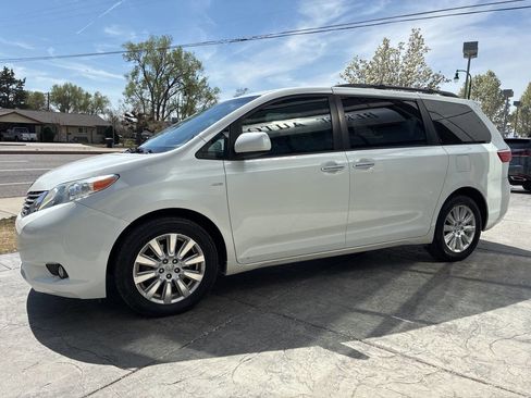 Used 2017 Toyota Sienna XLE Premium image 4