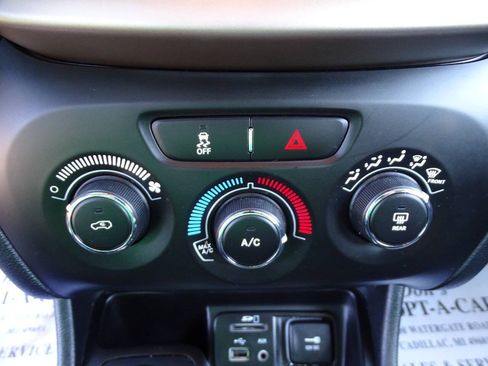 Used 2017 Jeep Cherokee 4WD Sport image 20