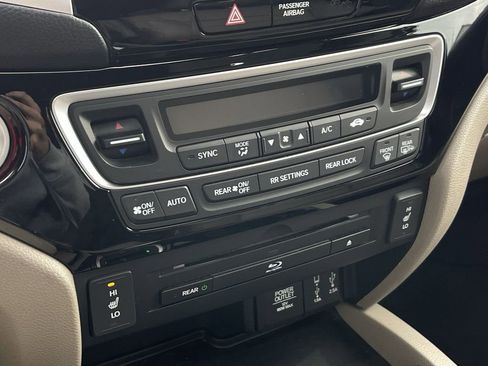 Used 2018 Honda Pilot Touring image 34