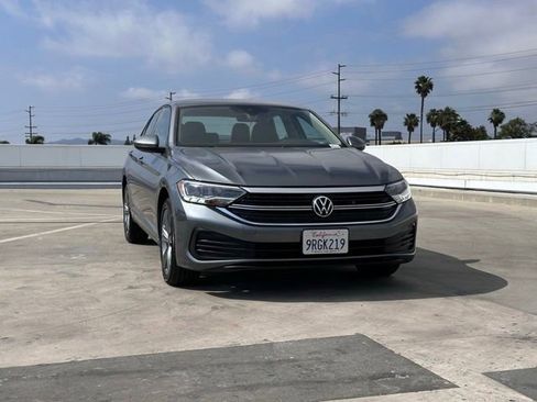 Used 2024 Volkswagen Jetta SE FWD image 4