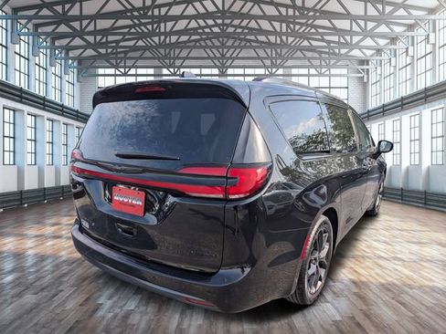 Used 2025 Chrysler Pacifica Limited FWD image 3
