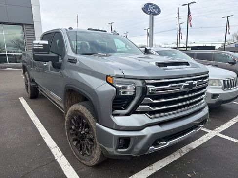 Used 2024 Chevrolet Silverado 2500 High Country w/ High Country Premium Package image 3
