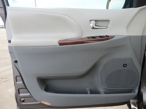 Used 2012 Toyota Sienna XLE image 29