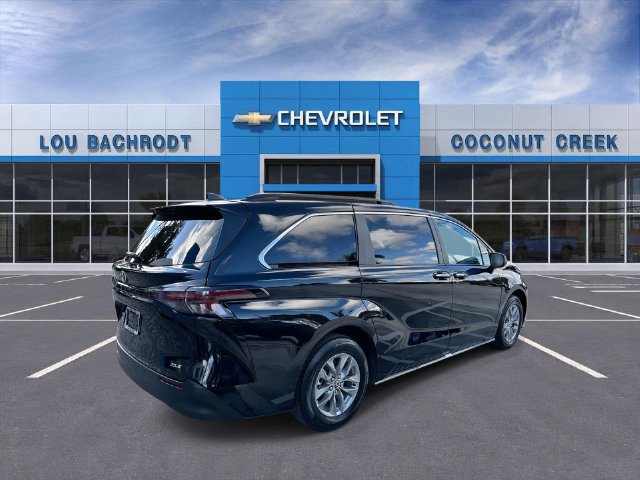 Used 2026 Toyota Sienna XLE FWD image 8