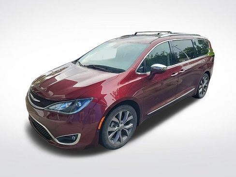 Used 2018 Chrysler Pacifica Limited w/ Tire & Wheel Group FWD image 3