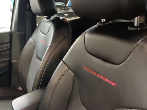 Used 2025 Jeep Compass Trailhawk AWD/4WD image 19