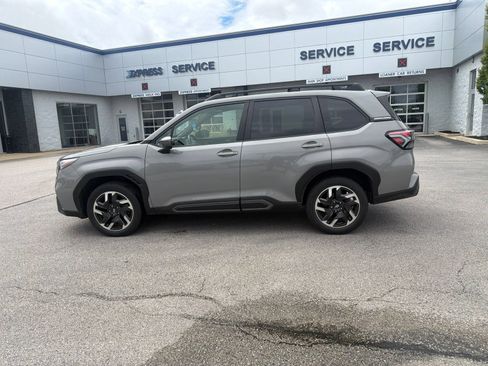Used 2025 Subaru Forester Limited AWD/4WD image 21