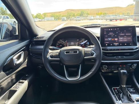 Used 2023 Jeep Compass Latitude AWD/4WD image 4