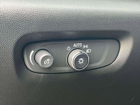 Used 2022 Chevrolet Traverse LT image 18