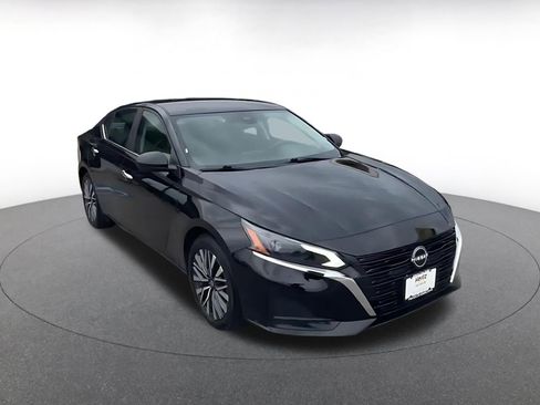 Used 2025 Nissan Altima 2.5 SV FWD image 3