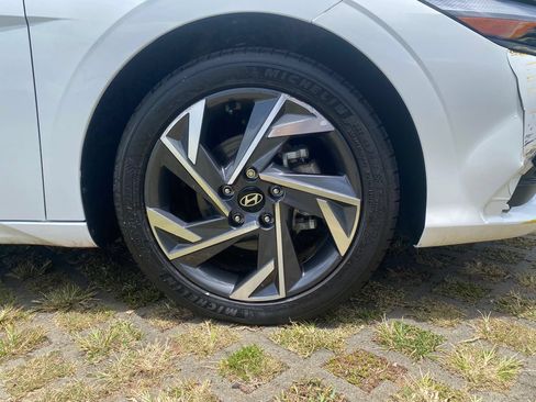 Certified 2024 Hyundai Elantra Limited FWD image 10