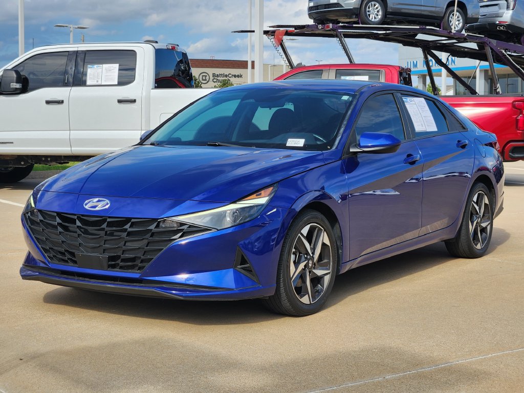 Used 2023 Hyundai Elantra SEL w/ Convenience Package FWD image 3