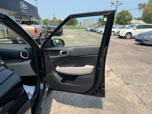 Used 2025 Hyundai Venue SEL FWD image 13
