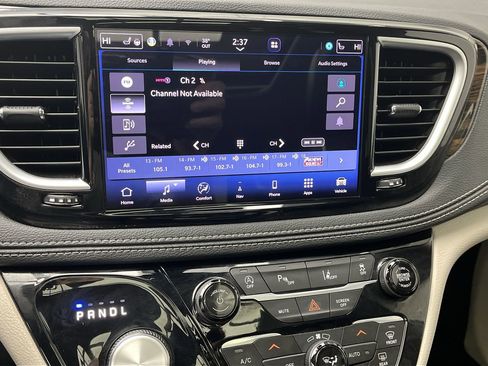 Used 2023 Chrysler Pacifica Limited image 19