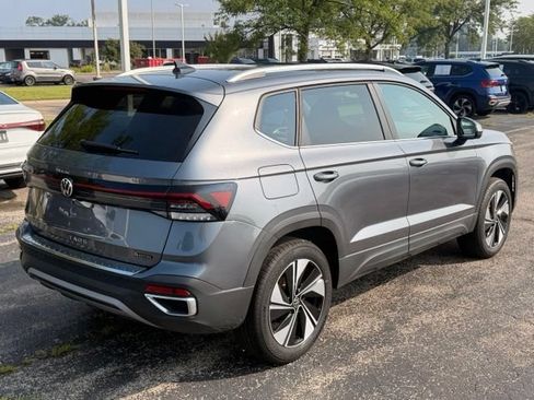 Used 2025 Volkswagen Taos SE w/ Panoramic Sunroof Package AWD/4WD image 4