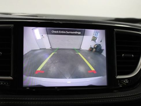 Used 2023 Chrysler Pacifica Touring-L FWD image 38