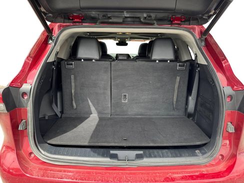 Used 2020 Toyota Highlander XLE image 19