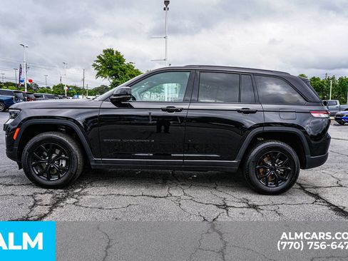 Used 2025 Jeep Grand Cherokee Altitude AWD/4WD image 10