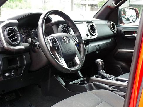 Used 2016 Toyota Tacoma TRD Off-Road w/ Premium & Technology Package AWD/4WD image 21