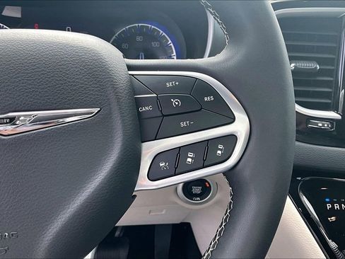 Used 2023 Chrysler Pacifica Touring-L image 11