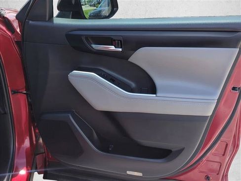 Certified 2020 Toyota Highlander XLE FWD image 27