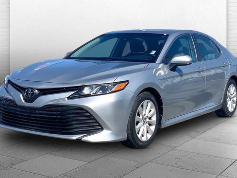 Used 2020 Toyota Camry LE FWD image 11
