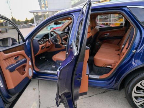 Used 2023 Bentley Bentayga image 34