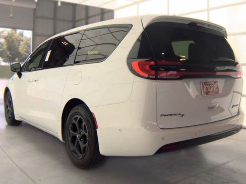 Used 2024 Chrysler Pacifica Limited FWD image 3