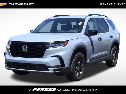 Used 2025 Honda Pilot TrailSport image 1