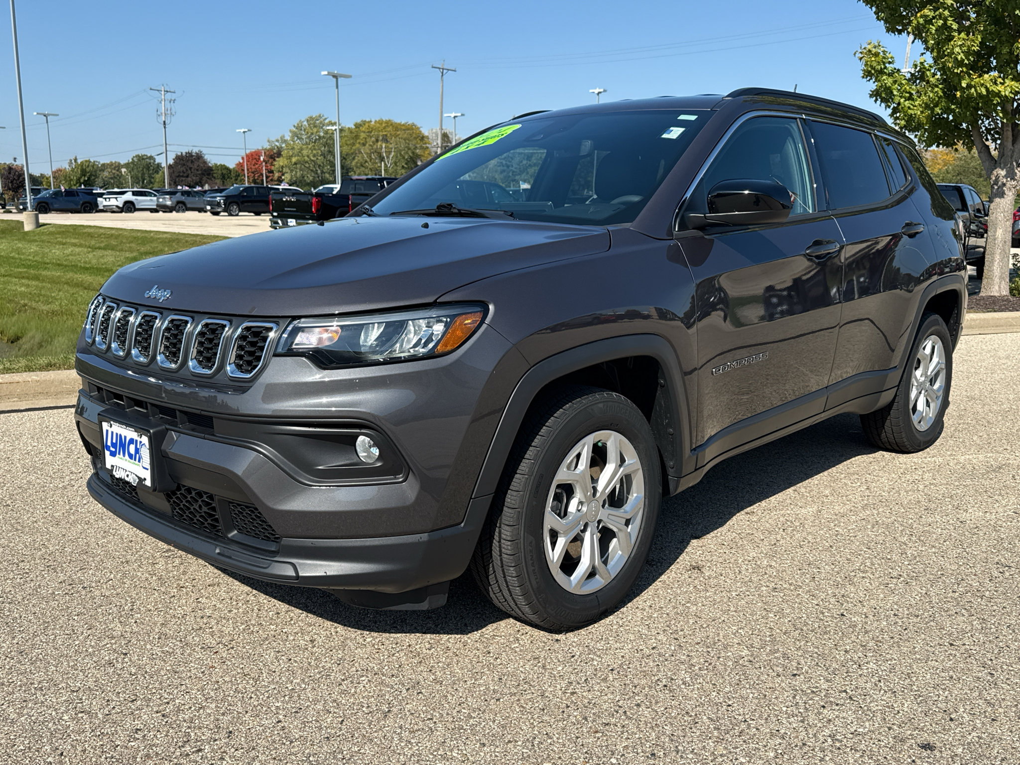 Used 2024 Jeep Compass Latitude w/ Convenience Group AWD/4WD image 2