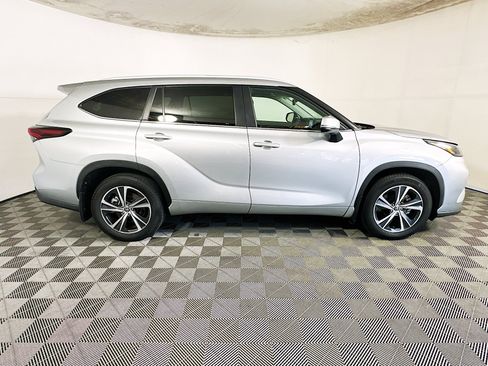 Used 2024 Toyota Highlander XLE FWD image 2