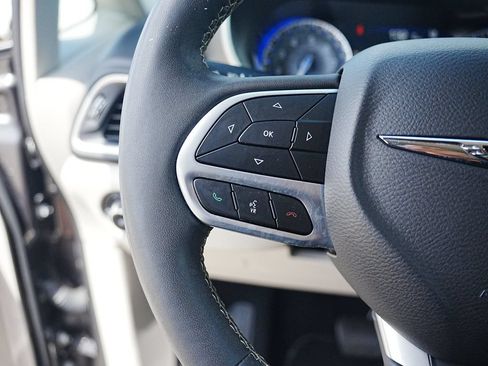 Used 2023 Chrysler Pacifica Touring-L FWD image 15