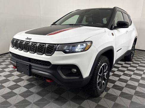 Used 2024 Jeep Compass Trailhawk image 3