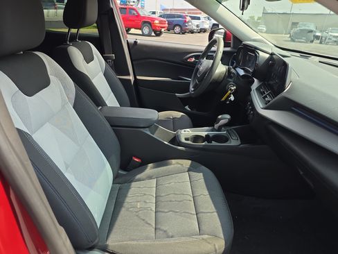 Used 2025 Chevrolet Trax LS w/ LS Convenience Package FWD image 9