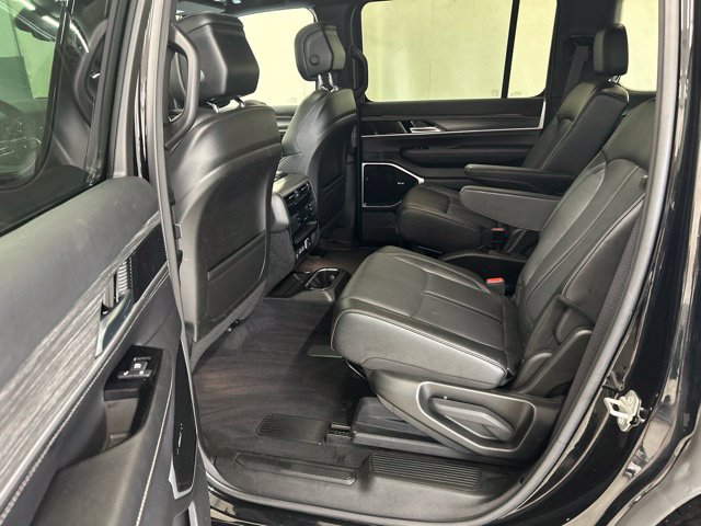 Used 2023 Jeep Wagoneer Series III w/ Premium Group I AWD/4WD image 9
