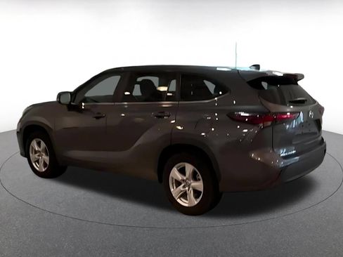 Used 2025 Toyota Highlander LE FWD image 9