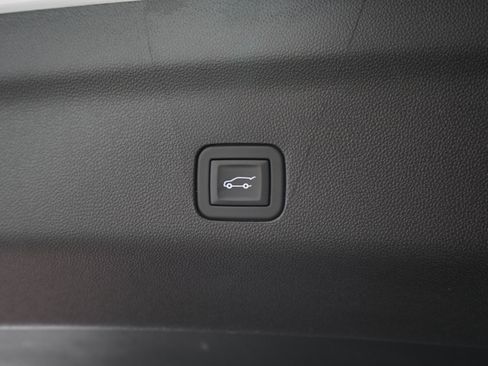 Used 2025 GMC Yukon Denali w/ Sun & Power Step Package AWD/4WD image 11