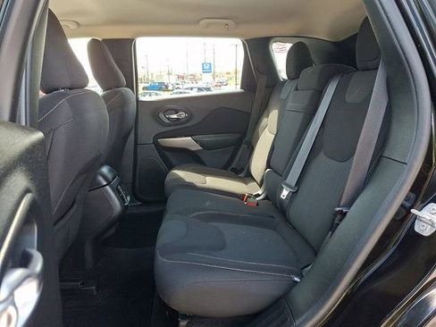 Used 2017 Jeep Cherokee Latitude AWD/4WD image 10