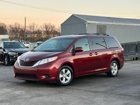 Used 2015 Toyota Sienna LE FWD image 1