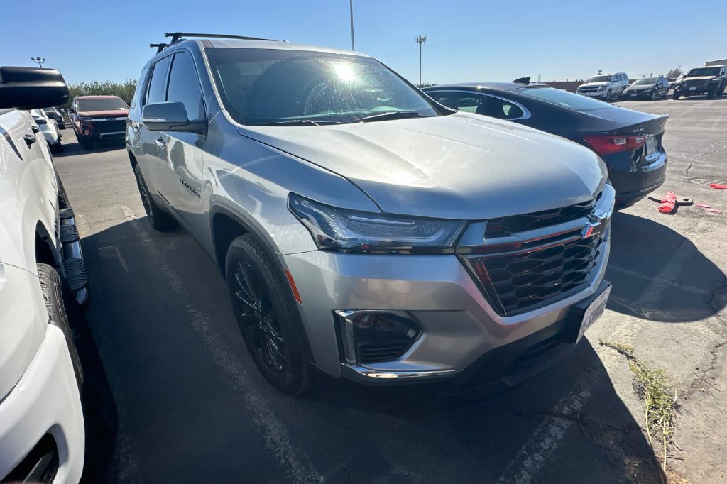 Used 2023 Chevrolet Traverse RS FWD image 2